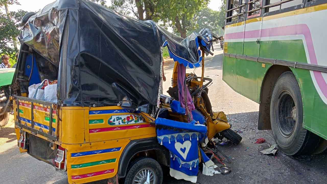 ఘోర రోడ్డు ప్రమాదం ..దైవదర్శనానికి వెళ్తూ ఇద్దరు మృతి