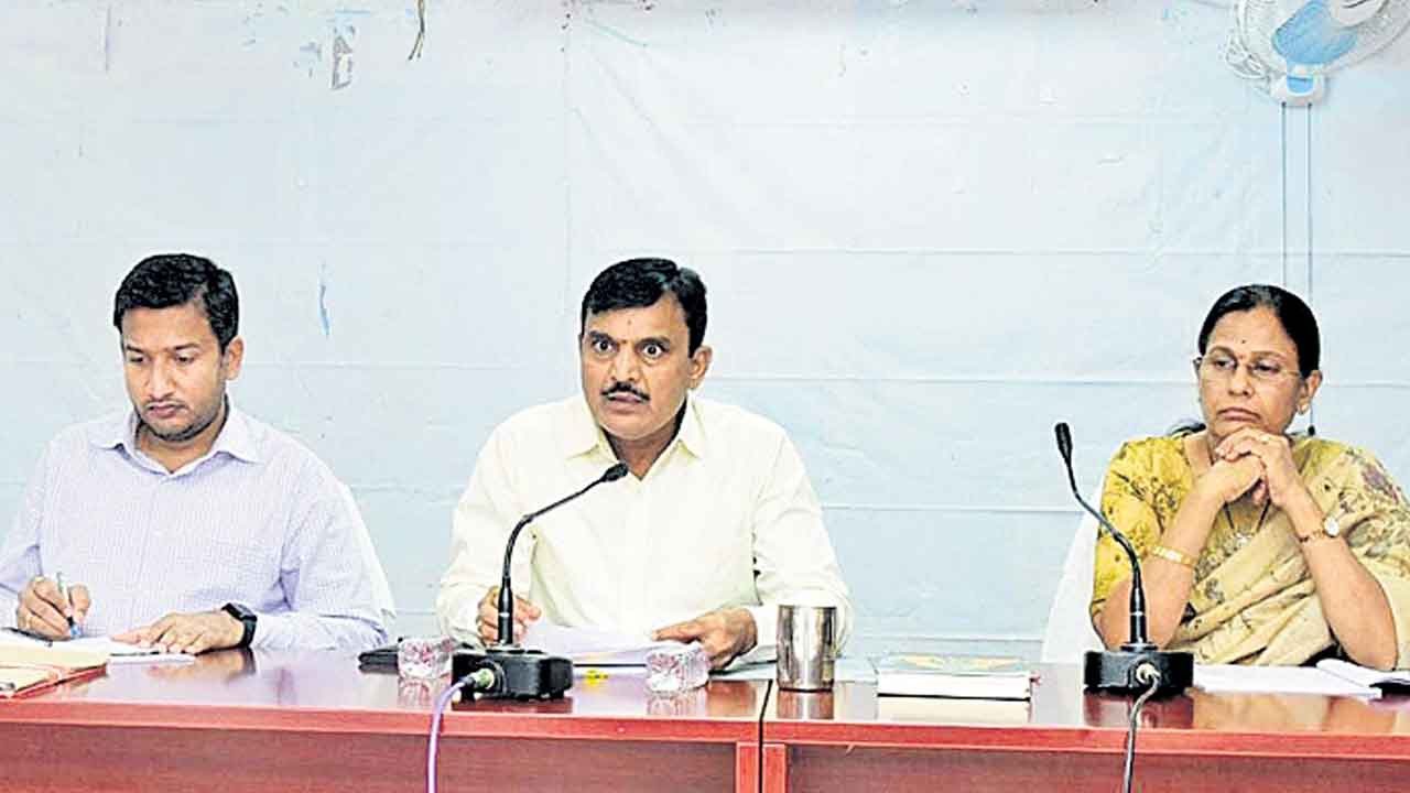 ప్రజాప్రతినిధుల ఫిర్యాదులను తక్షణమే పరిష్కరించాలి