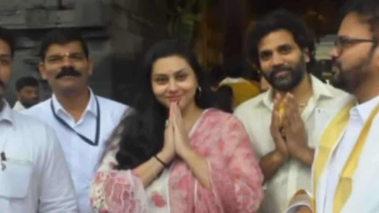 శ్రీవారిని దర్శించుకున్న నటి నమిత.. రాజకీయాలపై ఆసక్తికర వ్యాఖ్యలు