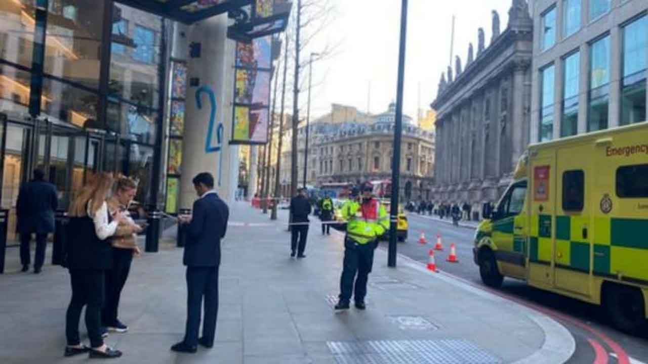 London | లండన్‌లో కత్తితో దాడి.. ముగ్గురికి కత్తిపోట్లు..