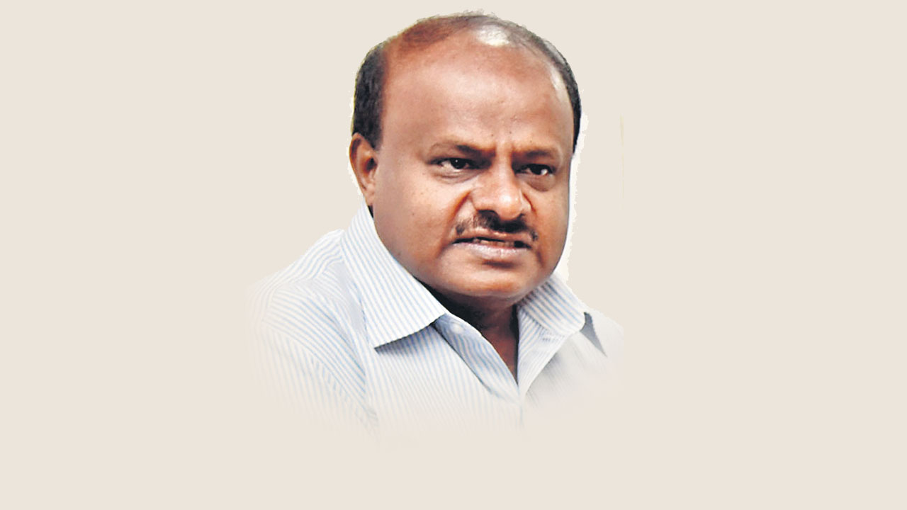 ఇంగ్లిష్‌, హిందీలోనే పరీక్షలు వివక్షే