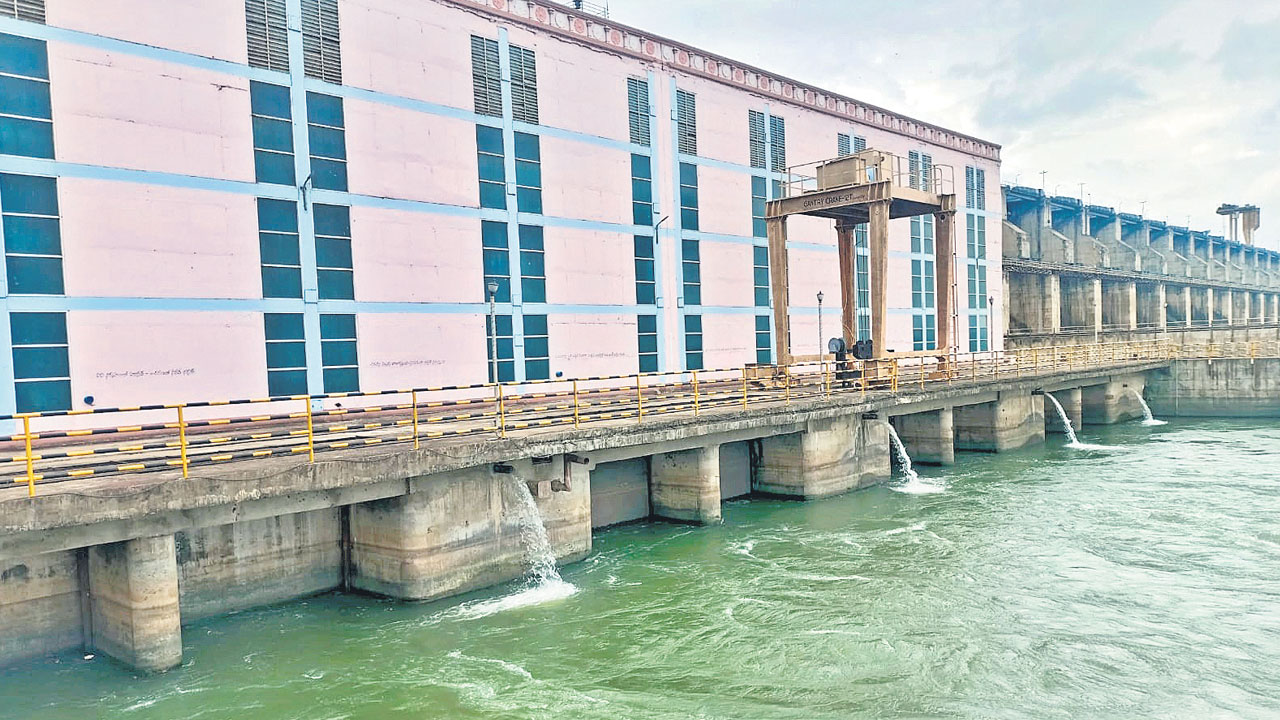 జల వెలుగులు