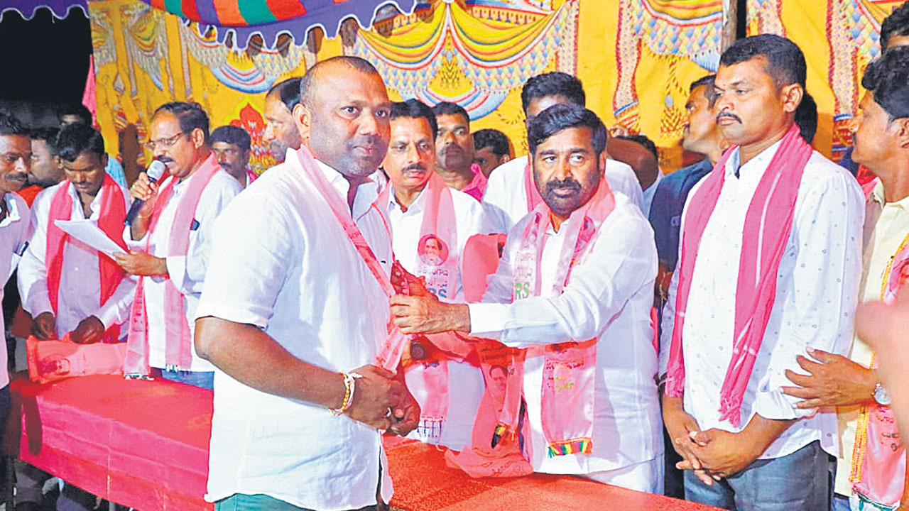 గులాబీ పార్టీలోకి భారీగా చేరికలు