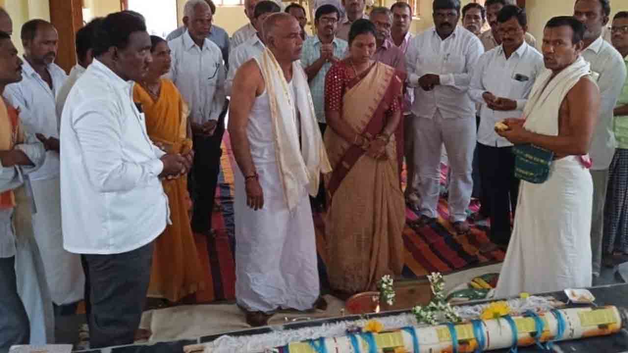 కురుమూర్తిరాయుడికి పట్టువస్ర్తాలు