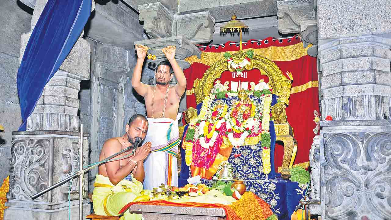 లక్ష్మీనృసింహుడికి గజవాహన సేవ