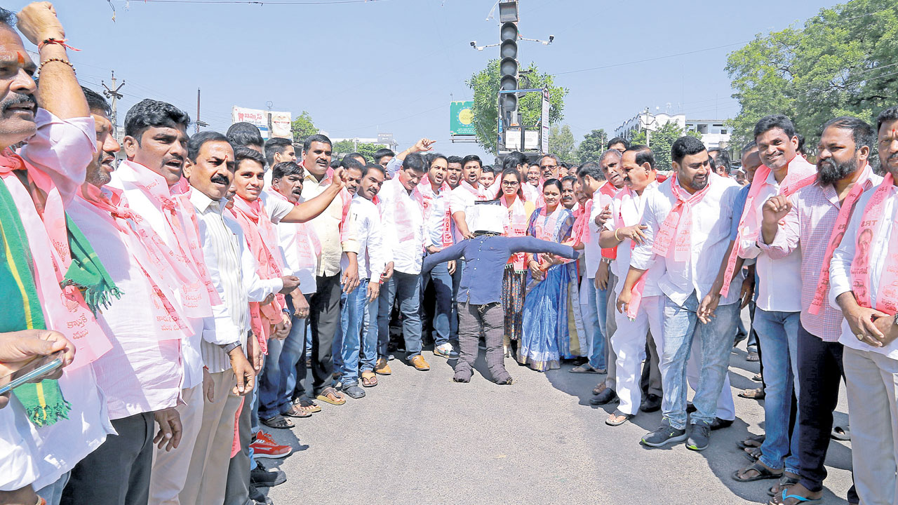 బీజేపీ కుట్రలపై.. గులాబీ గర్జన