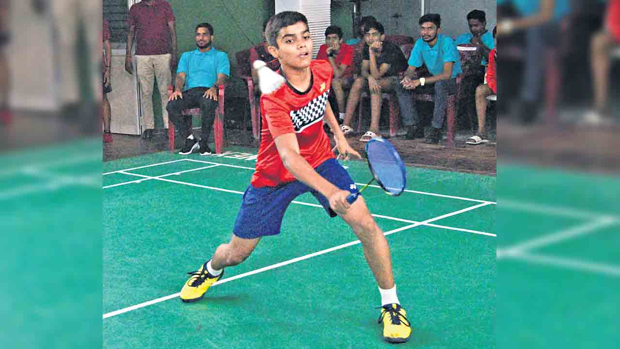 కీర్తి, యువసూర్య ముందంజ