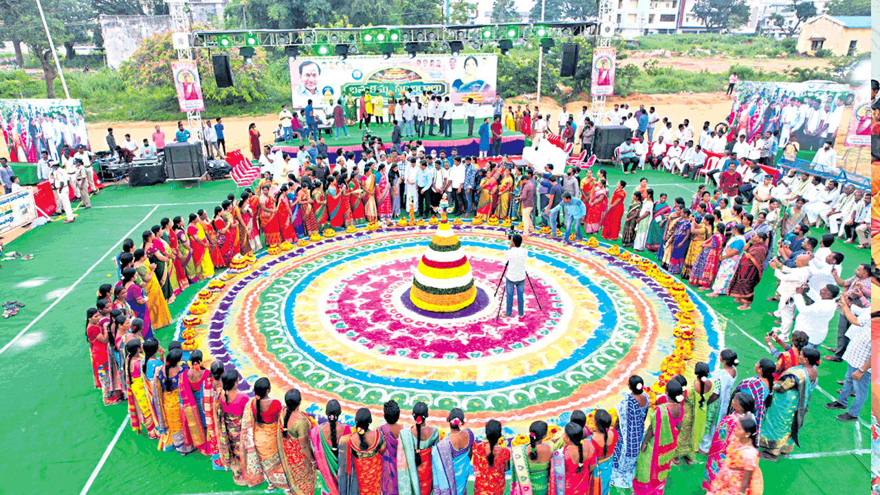 పూలను పూజించే పండుగ ‘బతుకమ్మ’