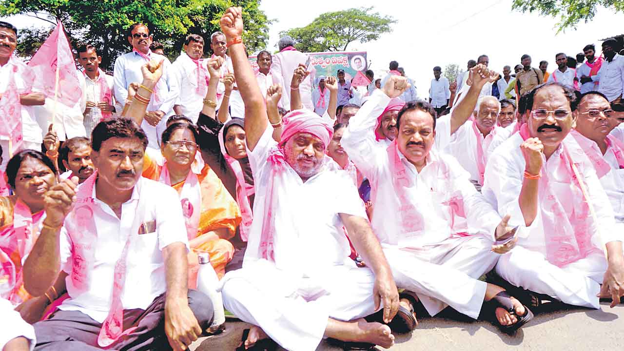 కేంద్రం వివక్షకు నిరసనగా రాస్తారోకో