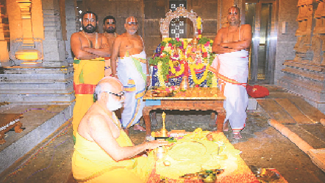 యాదాద్రీ భక్తులతో కిటకిటలాడింది.