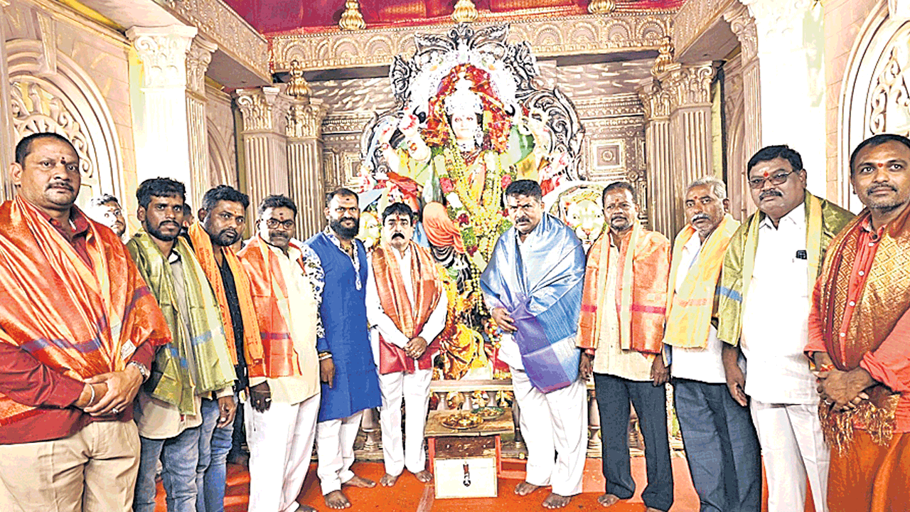 రాజరాజేశ్వరీ దేవిగా అమ్మవారు