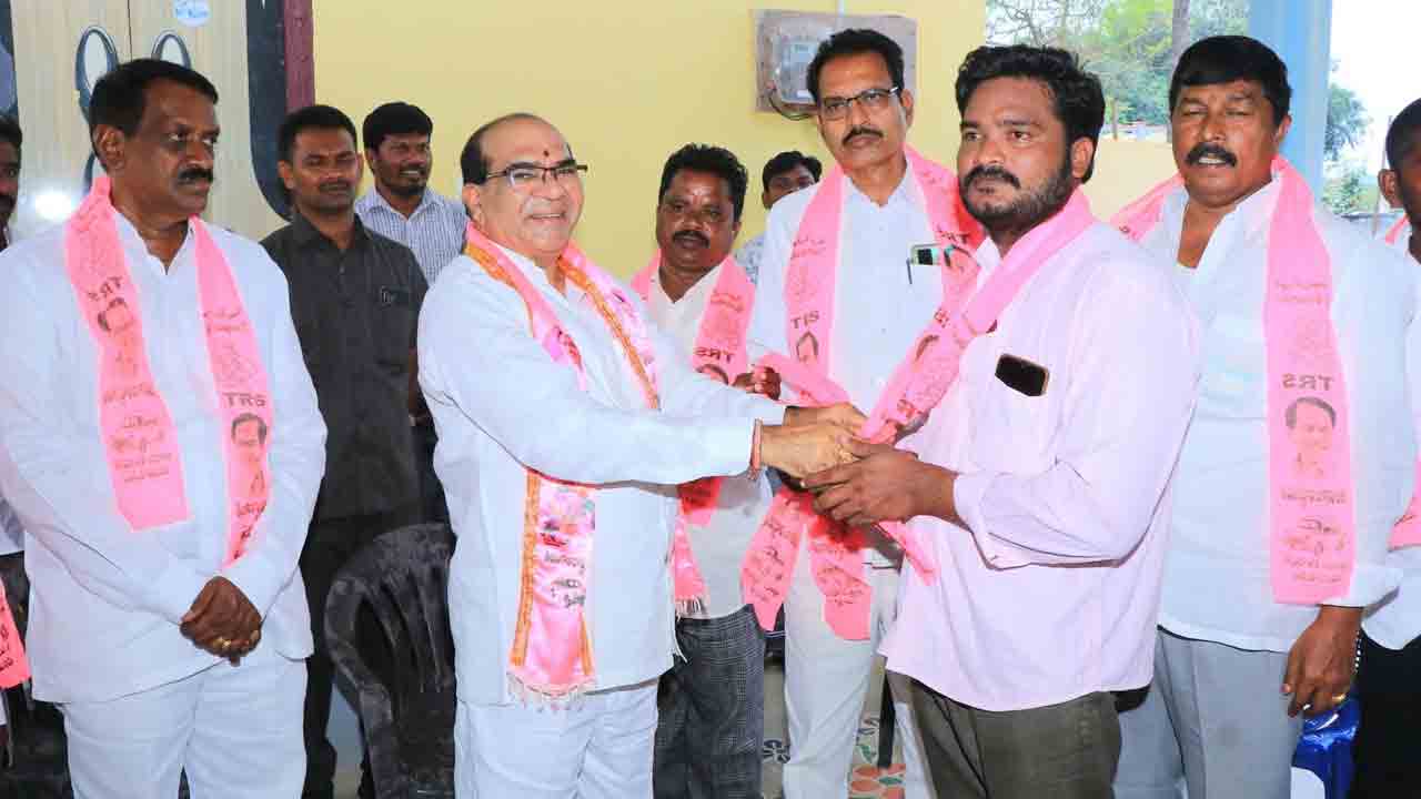 కార్యకర్తలకు అండగా టీఆర్‌ఎస్‌