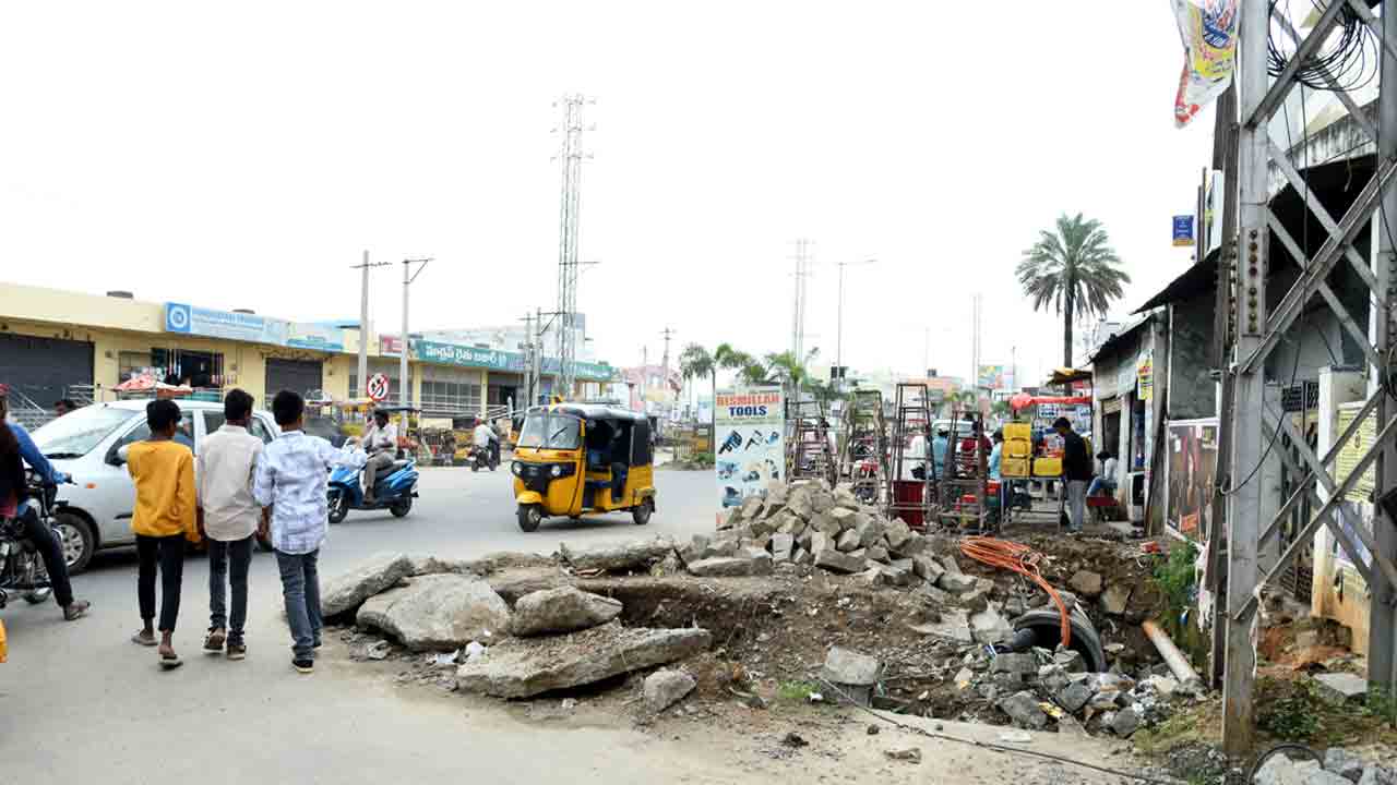 కల్వర్టులు మూసి.. రోడ్లు వేసి..