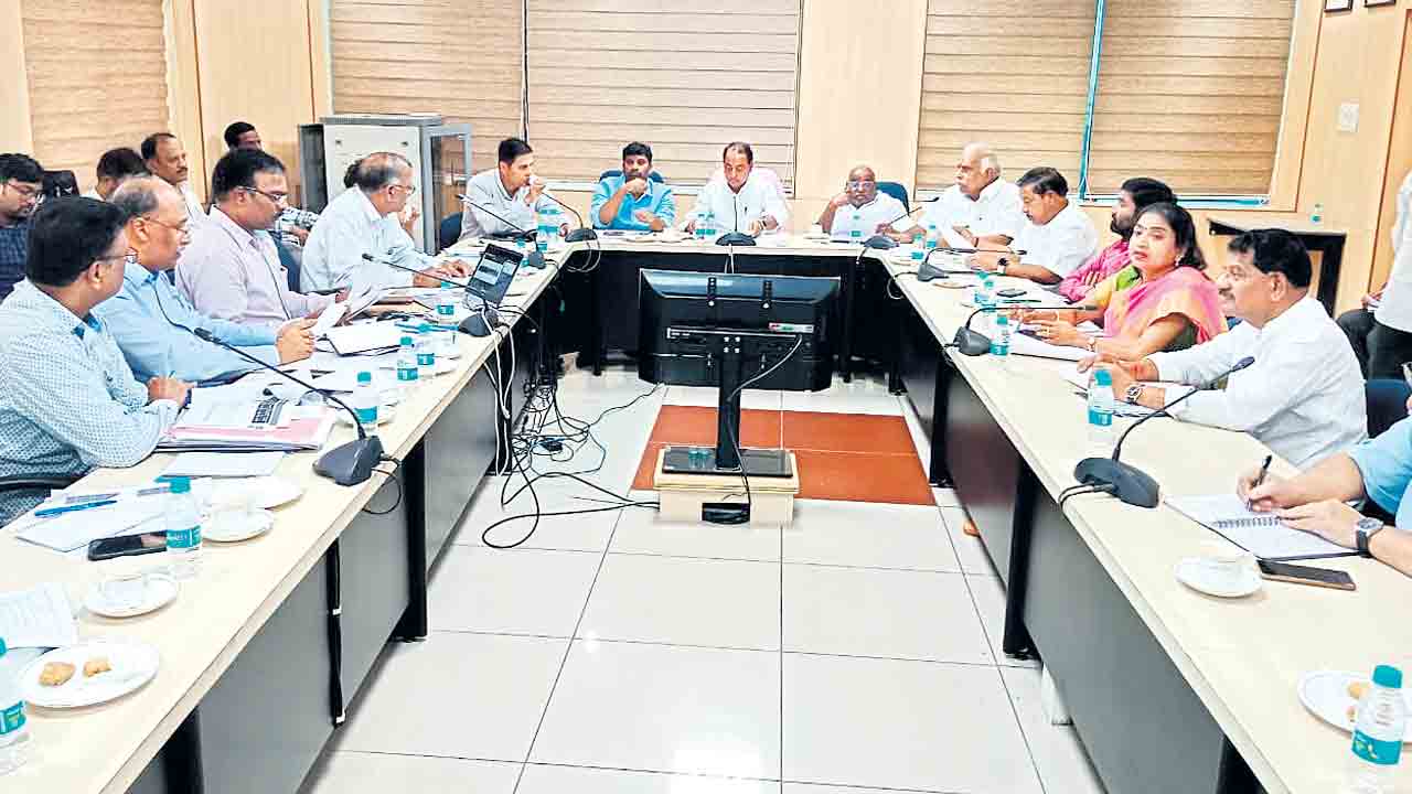 వరద ప్రభావిత ప్రాంతాల్లో కరకట్టల నిర్మాణం