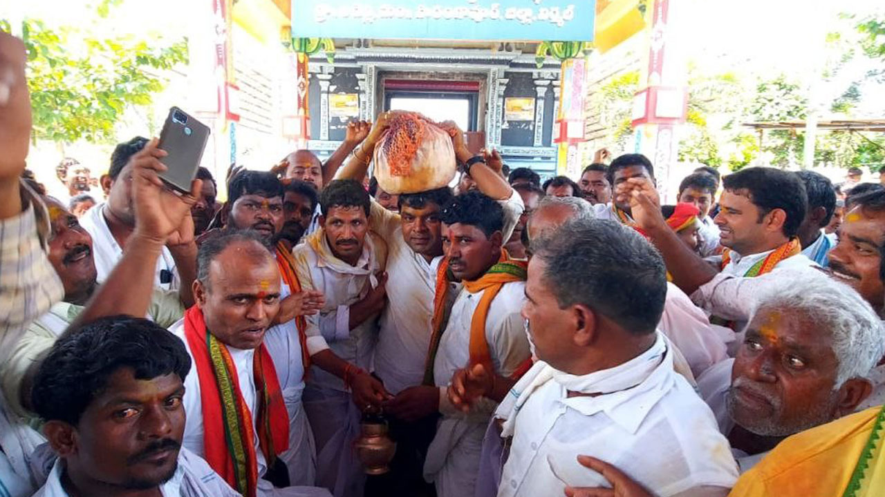 అట్టహాసంగా గంగనీళ్ల జాతర ప్రారంభం