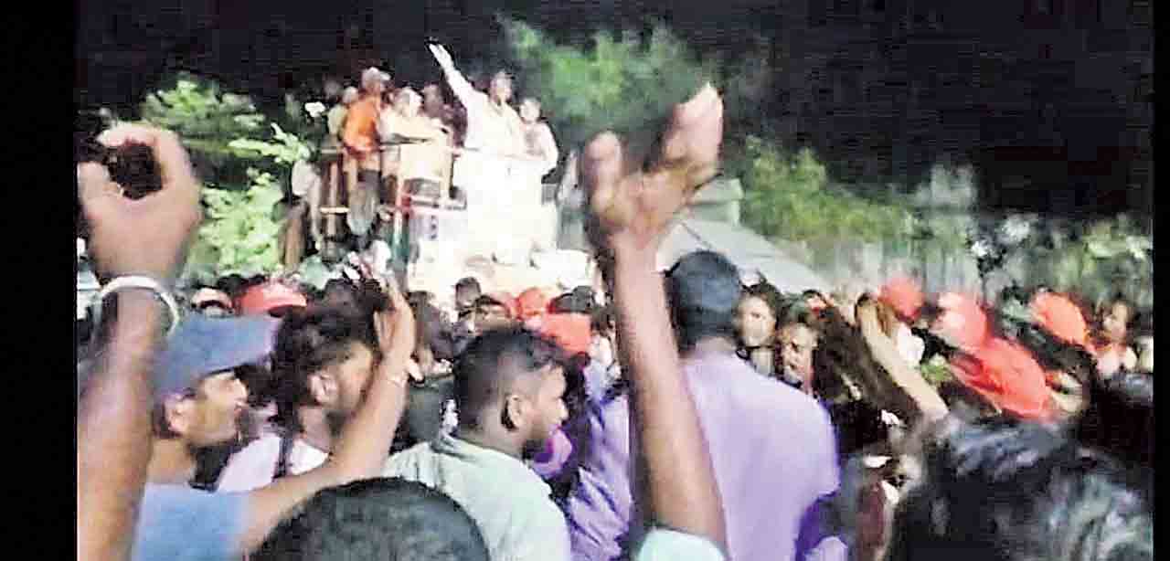 ఈపంతా పగులగొడుత నా కొడకల్లారా..