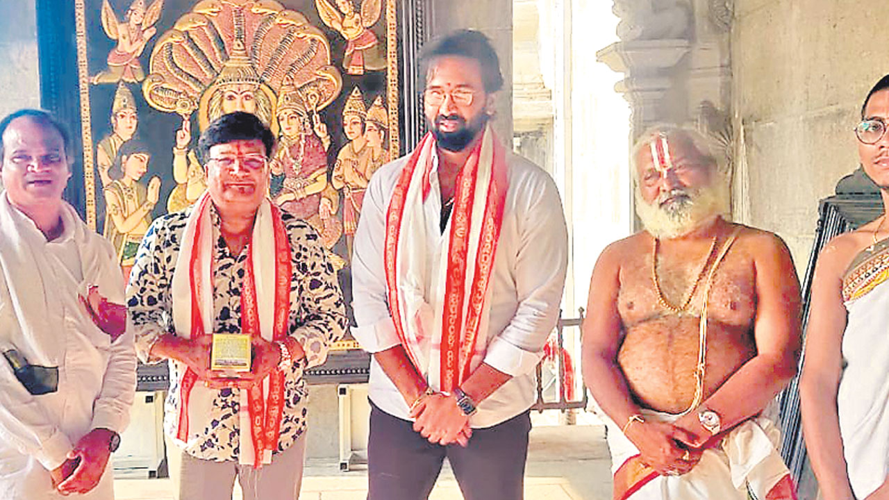 యాదాద్రీశుడిని దర్శించుకొన్న నటుడు మంచు విష్ణు