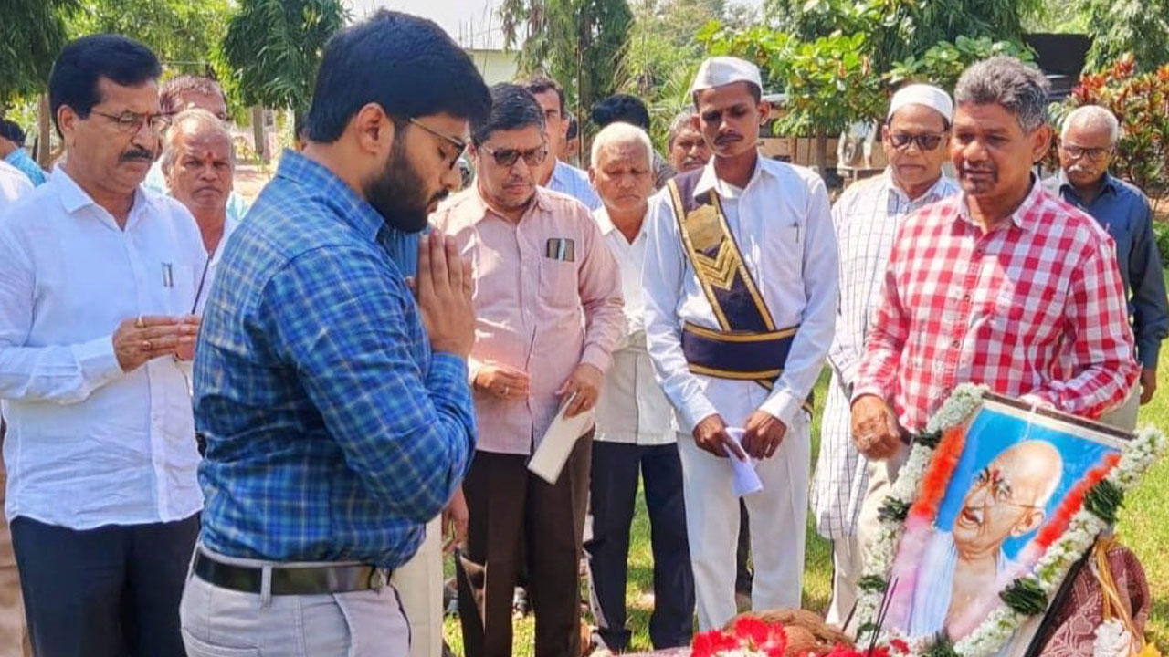 గాంధీజీ ఆశయాలు సాధిద్దాం