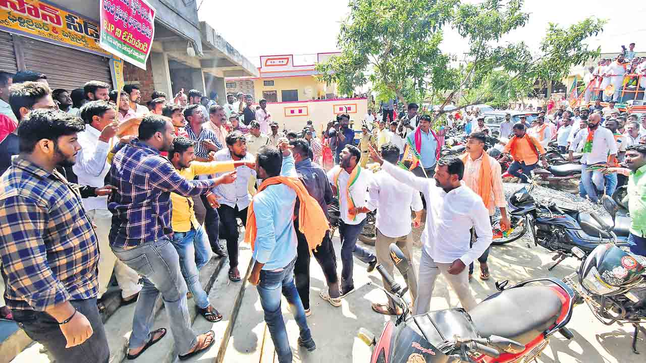 కొట్టండి కొడుకుల్ని.. అడ్డుకున్న గ్రామస్థులు, కాంగ్రెస్‌ శ్రేణులపైకి అనుచరులను ఉసిగొల్పిన రాజగోపాల్‌