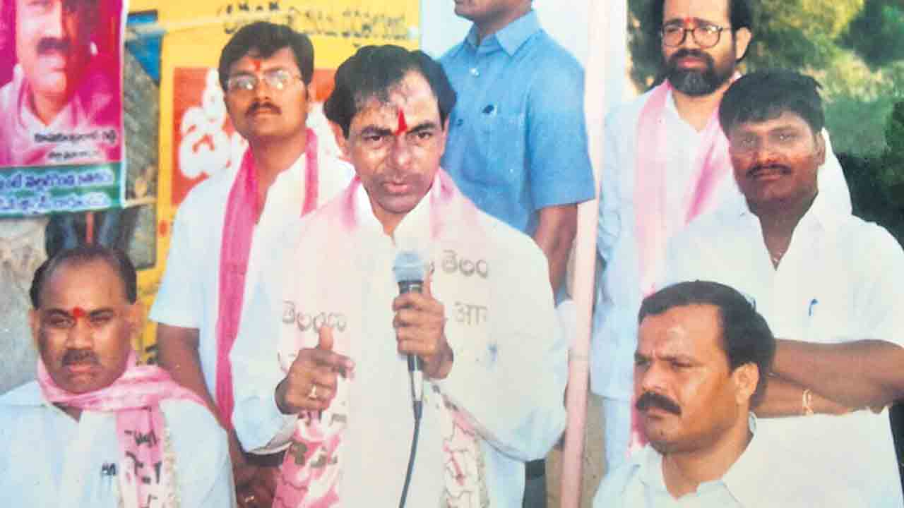 సూడు సూడూ నల్లగొండా..గుండెమీదా ఫ్లోరైడు బండా..(2003లో కేసీఆర్‌ రాసిన పాట)