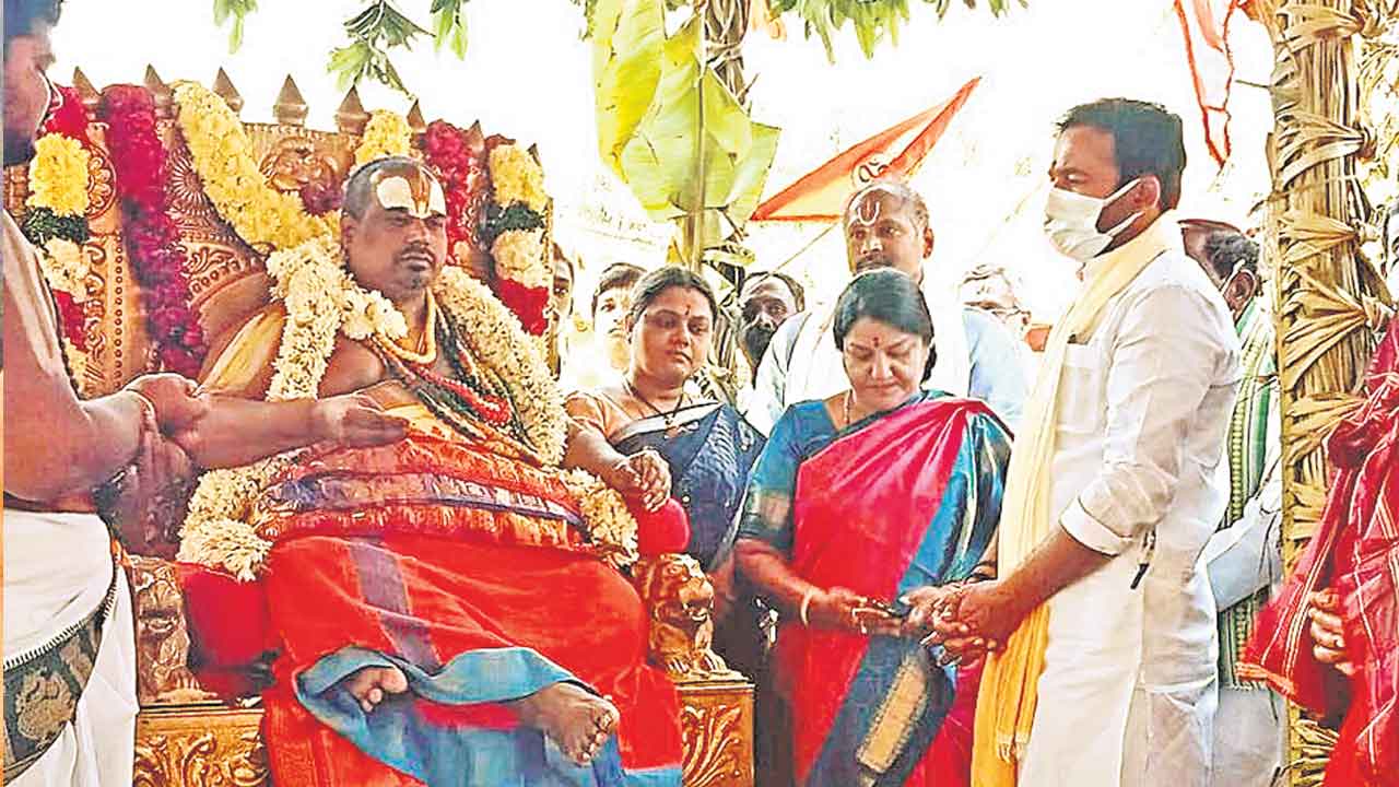 బ్రోకర్‌ బీజేపీ బంధానికి సాక్ష్యాలు