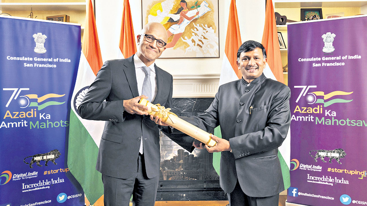 సత్య నాదెళ్లకు పద్మభూషణ్‌ ప్రదానం