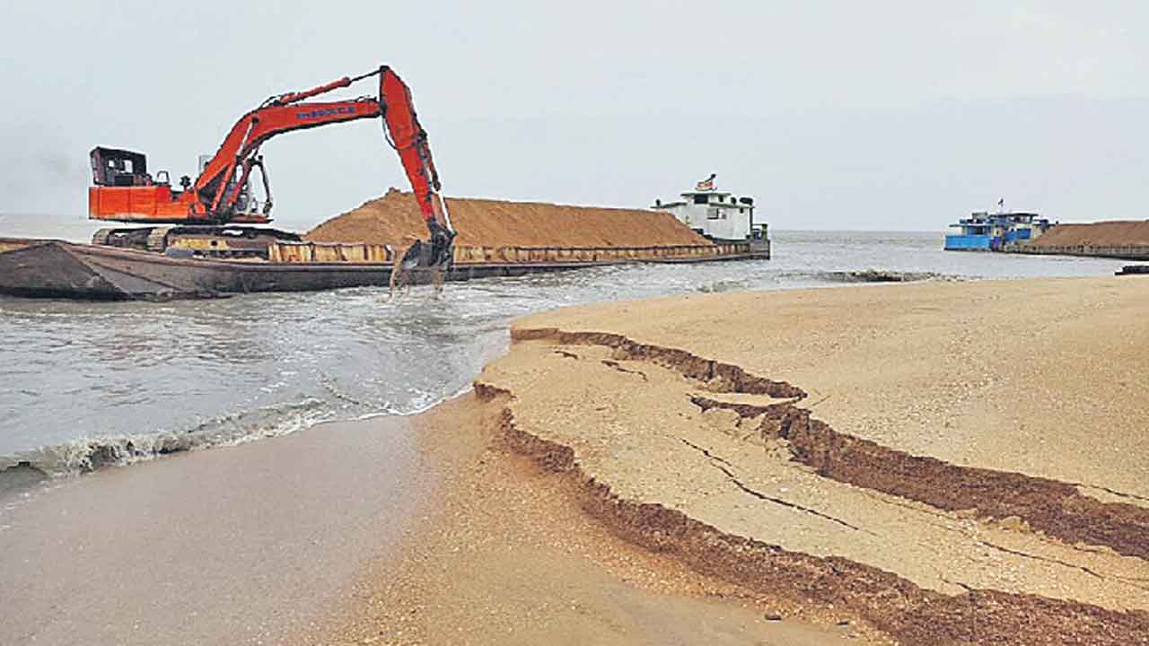 సాగరతీరం ధారాదత్తం.. బీచ్‌ శాండ్‌ మైనింగ్‌పై నిషేధం ఎత్తేసే చర్యలు