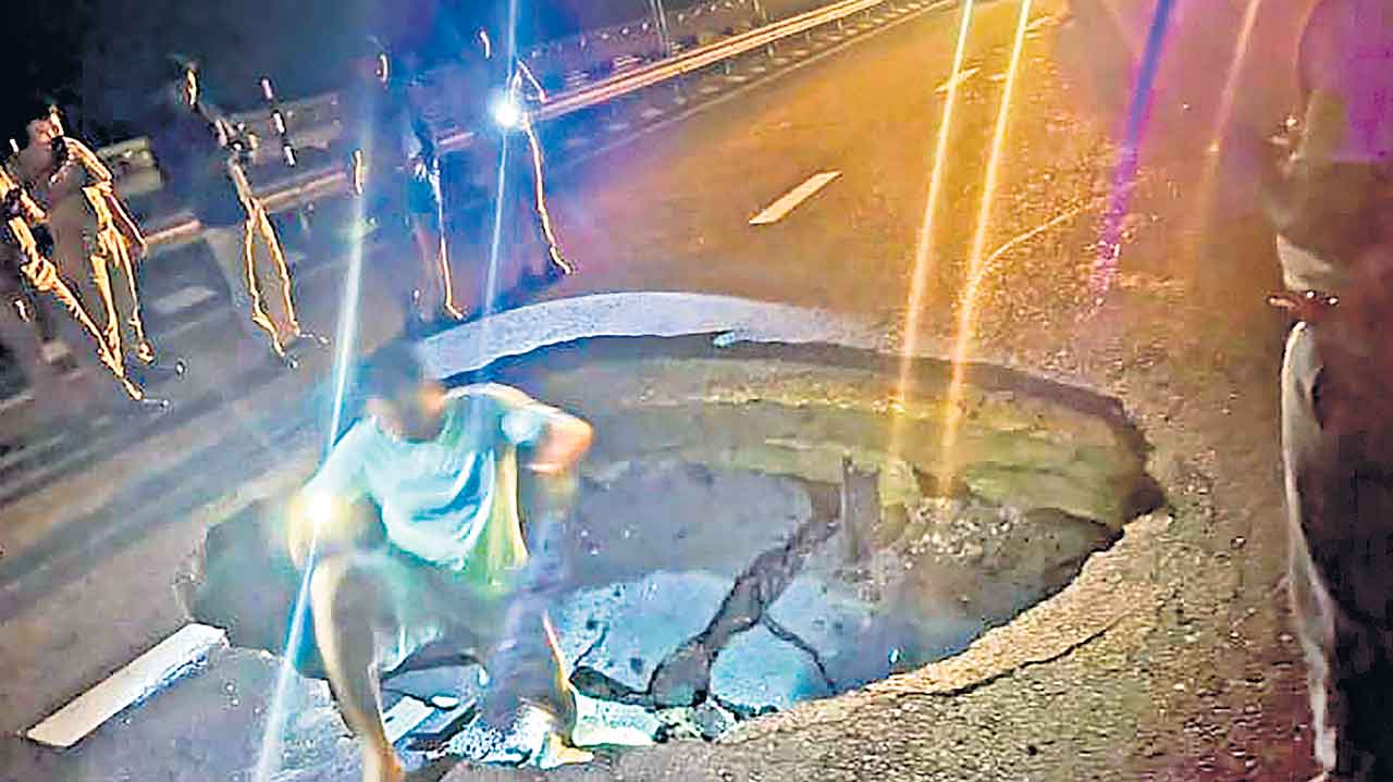 యూపీలో ఎక్స్‌ప్రెస్‌ వేపై భారీ గొయ్యి