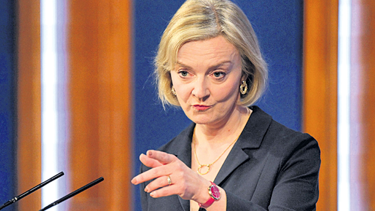 బ్రిటన్‌ ఆర్థిక మంత్రిపై ట్రస్‌ వేటు