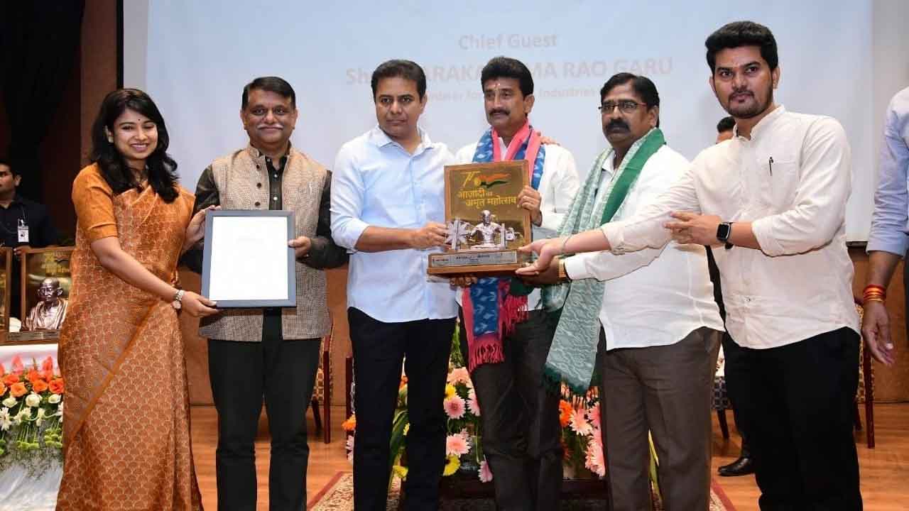 కొత్తపల్లి మున్సిపల్‌ చైర్మన్‌, కమిషనర్‌కు మంత్రి కేటీఆర్‌ అభినందనలు