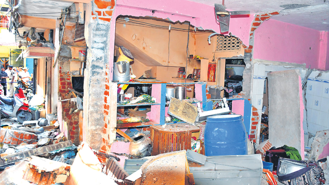 గ్యాస్‌ సిలిండర్‌ పేలి..