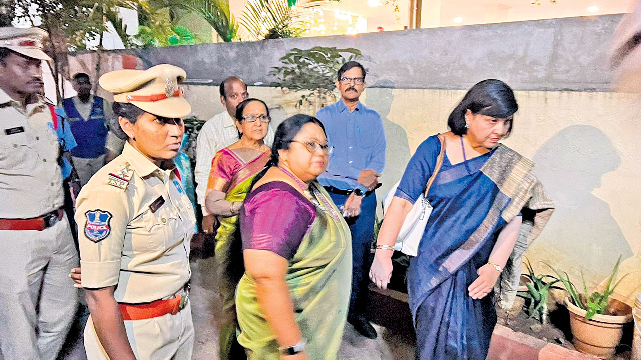 డీఏవీ స్కూల్‌ను రీఓపెన్‌ చేస్తామన్నారు : తల్లిదండ్రులు