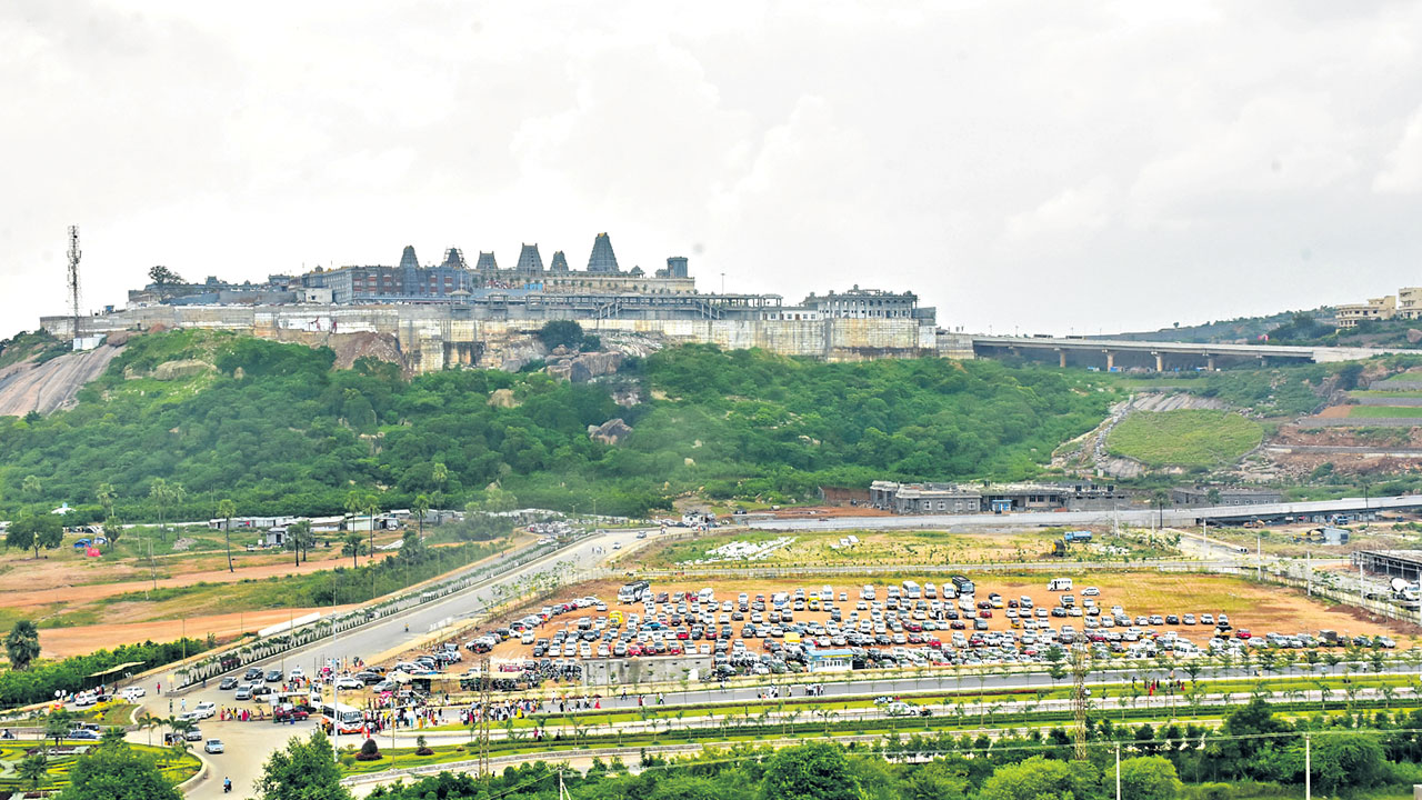 యాదగిరిగుట్టలో భక్తుల రద్దీ