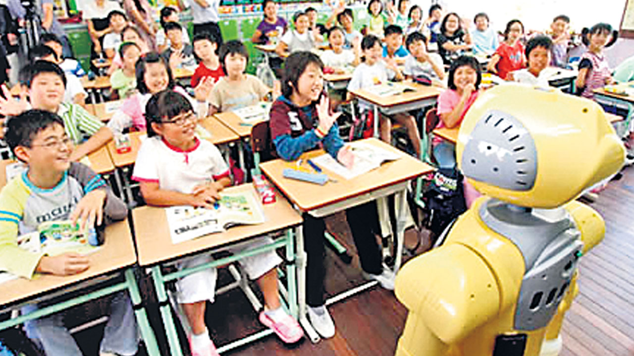 టీచర్లతో రోబోల పోటీ!