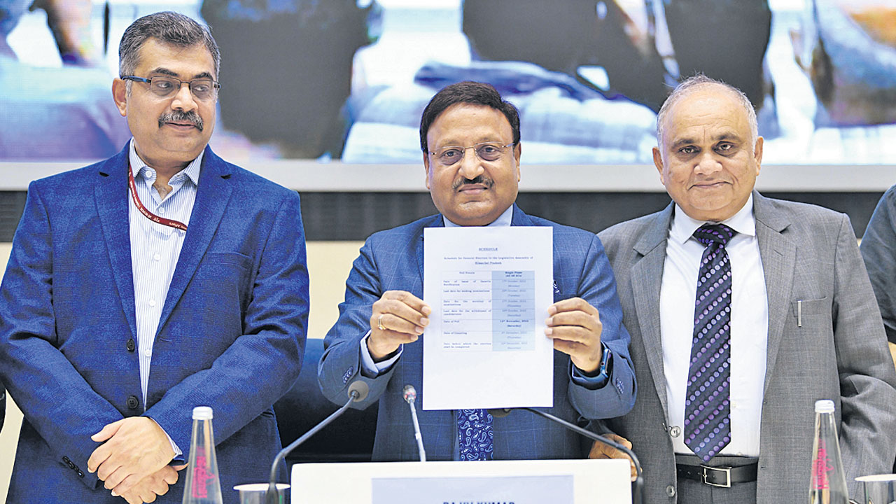 ఈసీ రాజీకీయం.. గుజరాత్‌ షెడ్యూల్‌ను ఆపిందెందుకు?