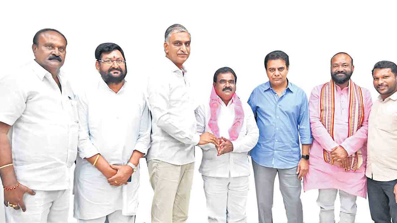 గులాబీ బాహుబలి.. కమలం ఖాళీ