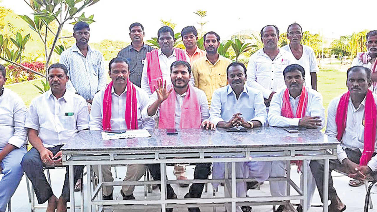 ఓటు అడిగేందుకు గ్రామాలకు వస్తే.. బీజేపీని తరిమికొట్టాలి