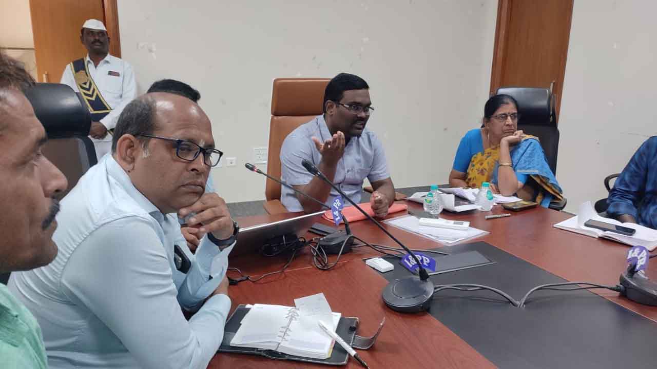 అర్హులందరికీ పట్టాలు