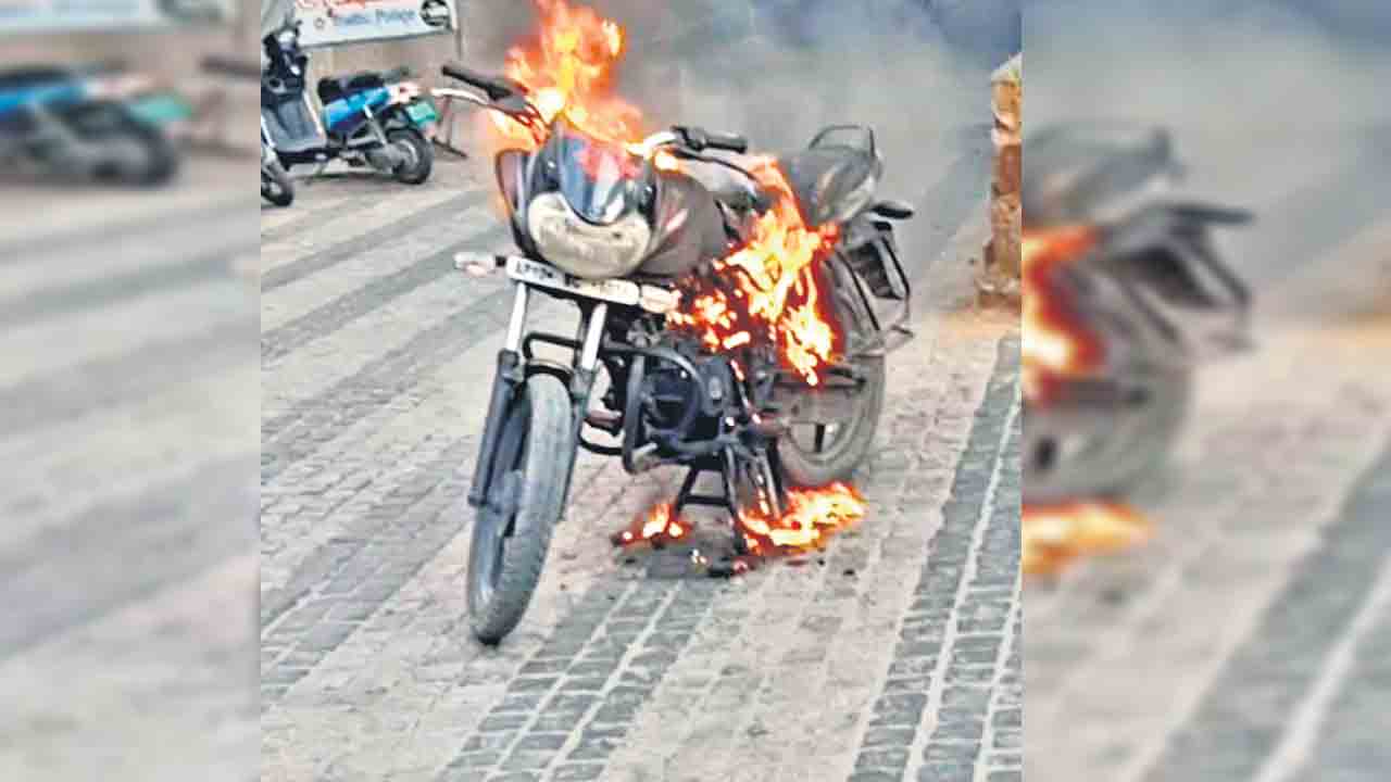 తాళం లాక్కున్నారని.. బండికి నిప్పంటించాడు