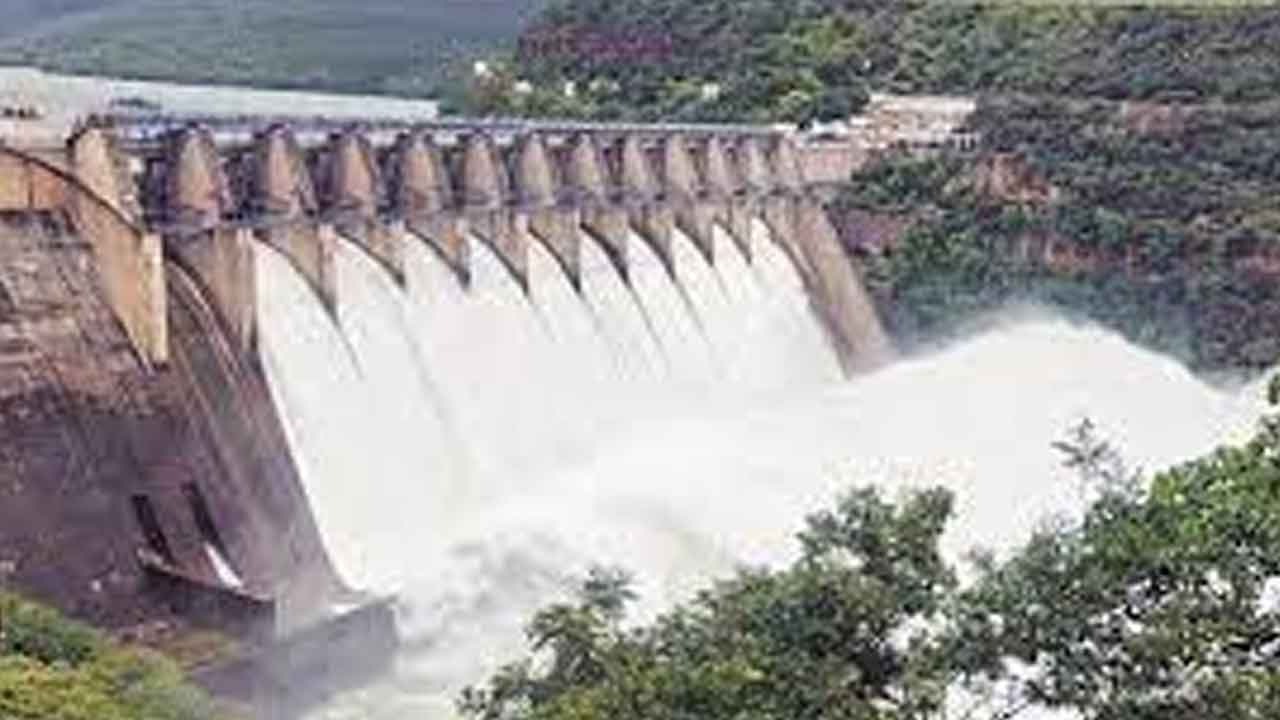 శ్రీశైలం జలాశయానికి కొనసాగుతున్న వరద ఉధృతి