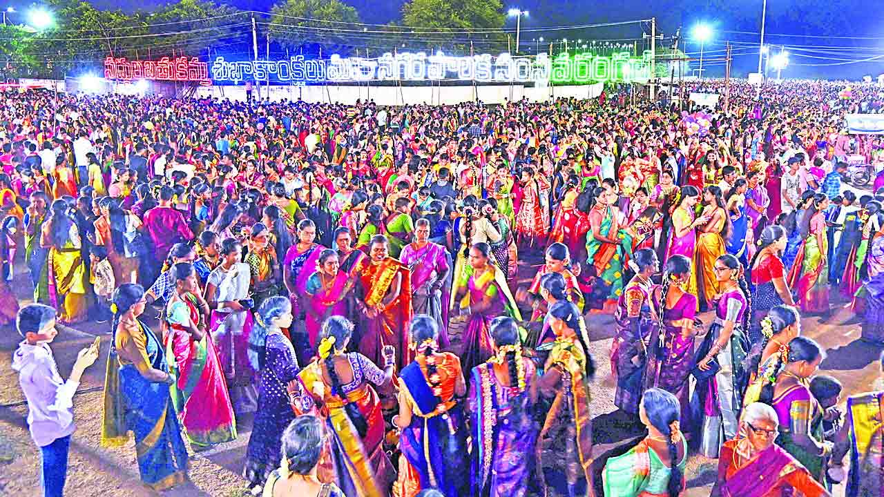 అంబరాన్నంటిన ‘సద్దుల బతుకమ్మ’పులకించిన నింగీ.. నేల