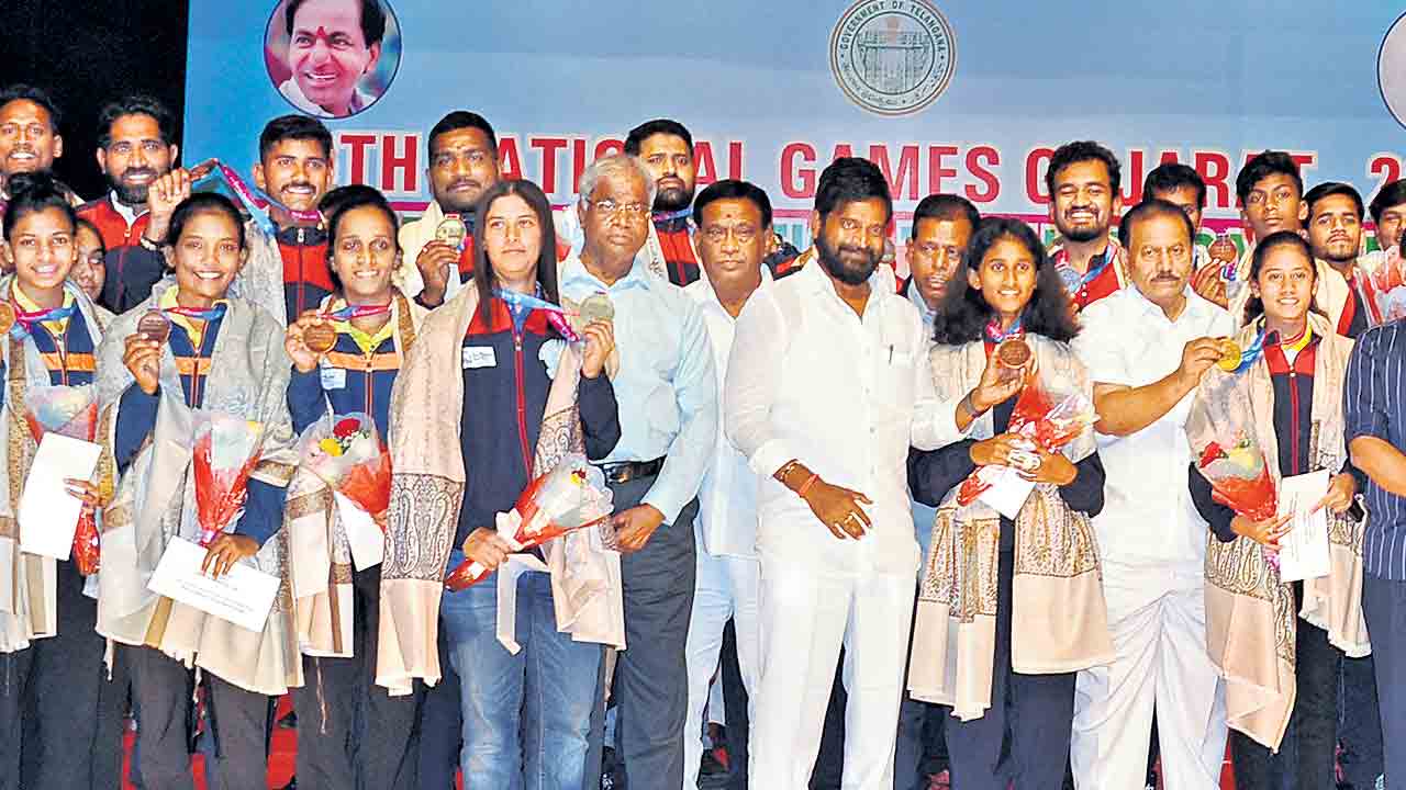 పతక విజేతలపై కనక వర్షం