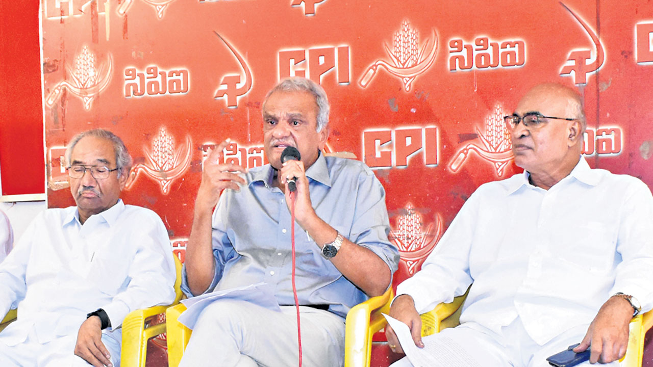 లౌకిక శక్తులు ఏకమవ్వాలి