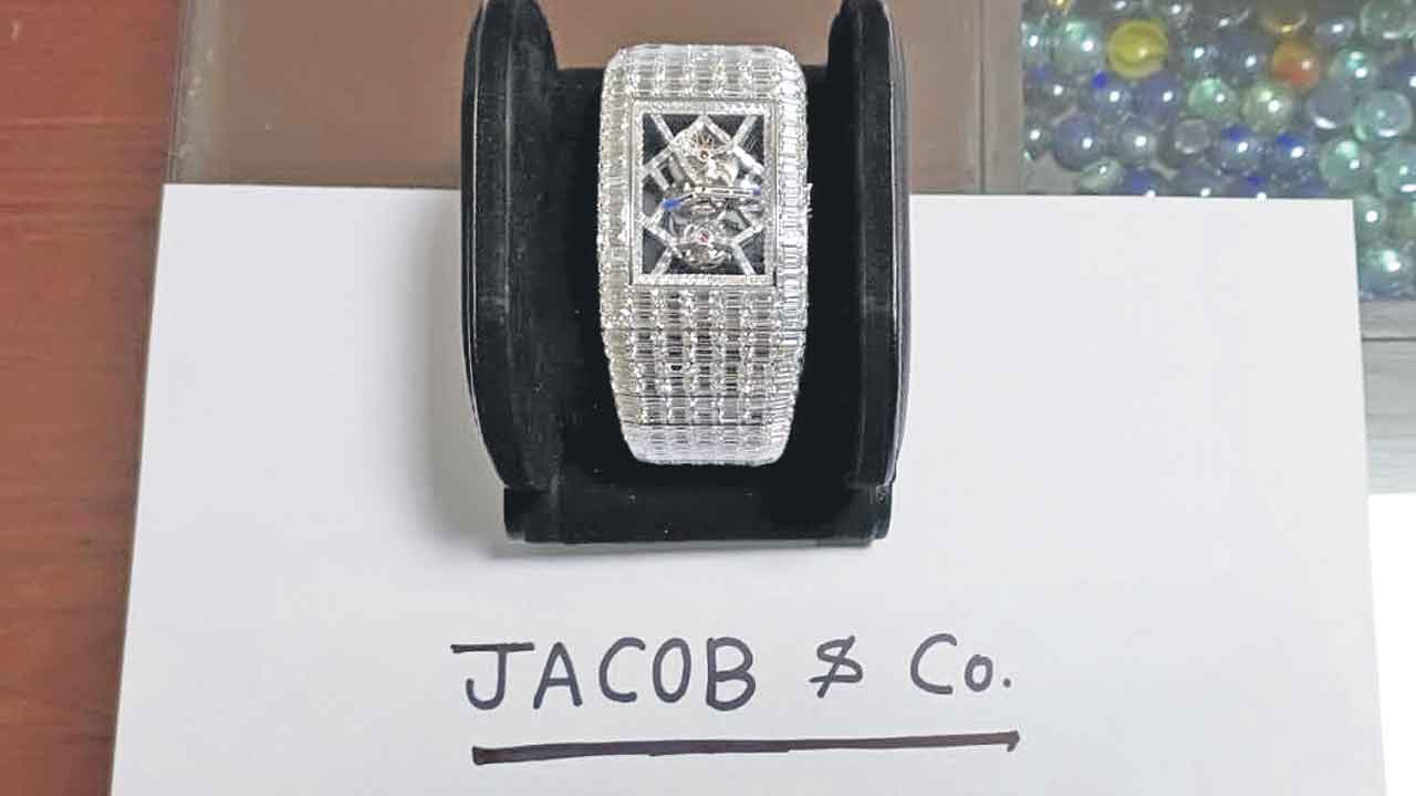 ఢిల్లీ ఎయిర్‌పోర్టులో రూ.27 కోట్ల బంగారు గడియారం సీజ్‌