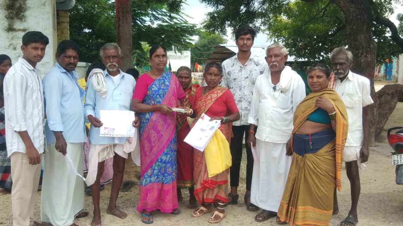 లబ్ధిదారులకు పింఛన్లు పంపిణీ