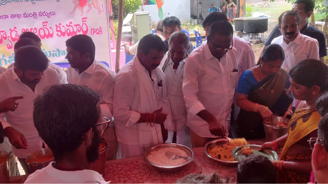 వైభవంగా సామూహిక కుంకుమార్చనలు