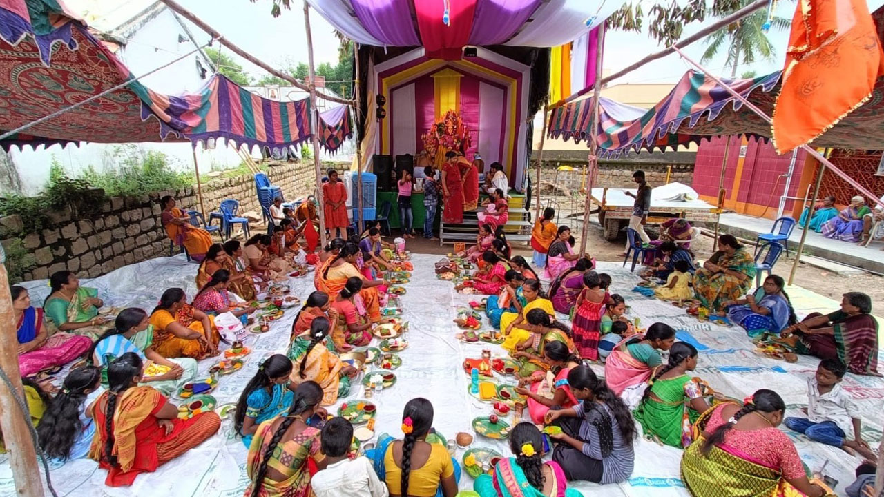 దేవీ మండపాల్లో కొనసాగుతున్న పూజలు