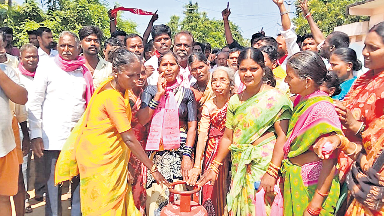 బూర నర్సయ్యకు సిలిండర్‌ సెగ