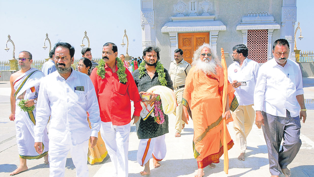 యాదాద్రీశుడి క్షేత్రం అత్యద్భుతం