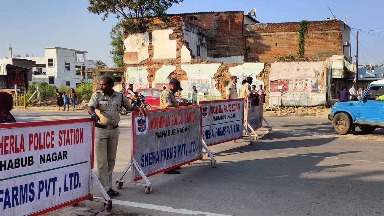 నెట్టుకుంటూ.. తోసుకుంటూ..